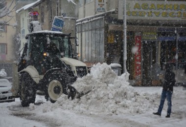 Tatvan Belediyesi’nin kar temizleme çalışmaları