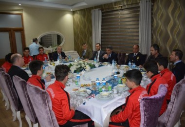 Bitlis bölgesinde şampiyon olan sporcuları Kaymakam Özkan yemekte ağırladı
