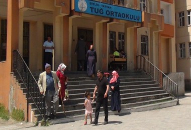 Bitlis'te oy kullanma işlemi başladı