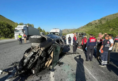 Tatvan’da trafik kazası 2 ölü 1 yaralı