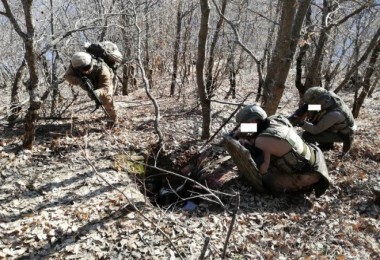 Bitlis’te teröristlere ait 3 sığınak ile içindeki malzemeler imha edildi