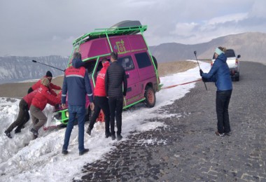 Nemrut Dağı’na Yem Bırakmaya Giden Belediye Ekipleri Mahsur Kalan Turistleri Kurtardı