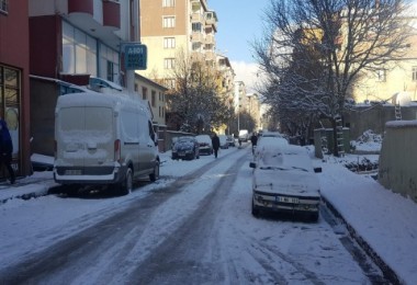 Bitlis’e yılın ilk karı yağdı