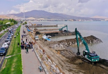 Vali Karakaya Van Gölü Sahilinde Yürütülen Dip Çamuru Temizliği Çalışmalarını İnceledi