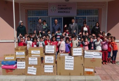 Anaokulu öğrencileri köy çocukları için oyuncak ve kitap topladı