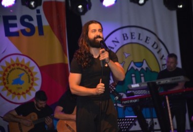 Koray Avcı Tatvan’da konser verdi