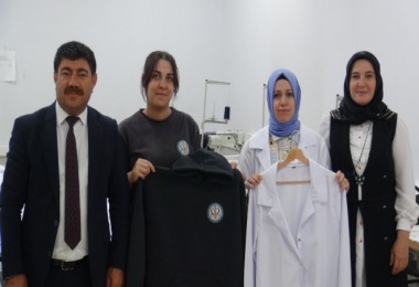 Lise Öğrencileri Öğretmenler İçin Önlük Üretti