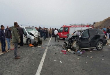 Trafik kazasında 2 kişi hayatını kaybetti 5 kişi de yaralandı