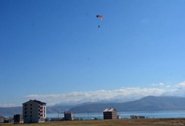 İranlılar Tatvan’da yamaç paraşütü uçuşu yaptı