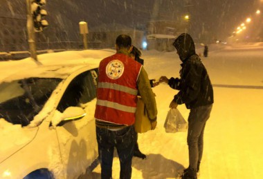 Bitlis’te yolda kalan vatandaşlara AFAD ve Kızılay yardım etti