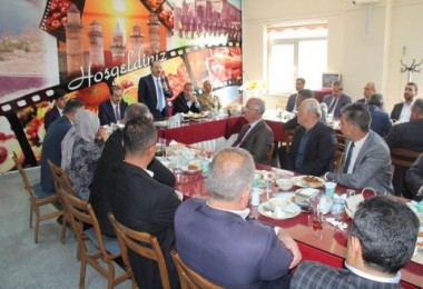 Bitlis milletvekilleri Taşar ile Kiler ve Vali Ustaoğlu, muhtarlarla yemekte bir araya geldi.