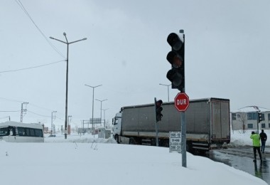 Bitlis’te Bir Tır ile Bir Minibüs Çarpıştı