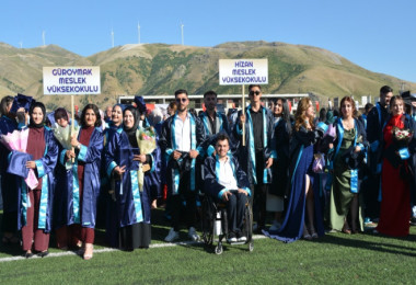 Bitlis Eren Üniversitesi'nde Mezuniyet Töreni Düzenlendi
