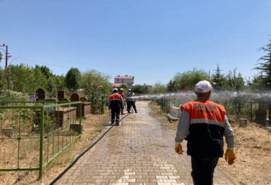 Tatvan'da Mezarlıklarda Bayram Temizliği Yapılıyor