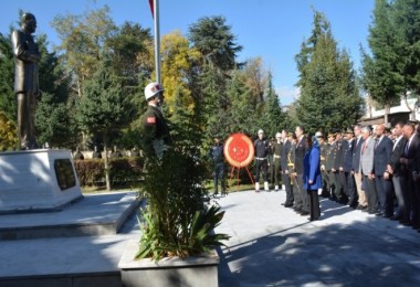 Tatvan’da 29 Ekim Cumhuriyet Bayramı Çelenk Sunma Töreni Düzenlendi