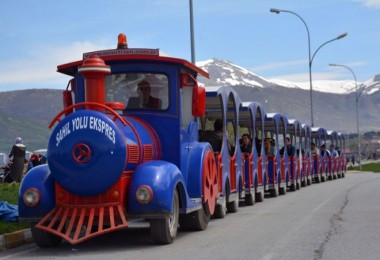 Nostaljik Tren Tatvan sahil yolunda seferlerine başladı.