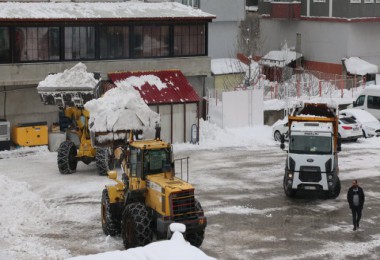Bitlis'te Karlar Kamyonlarla Şehir Dışına Taşınıyor