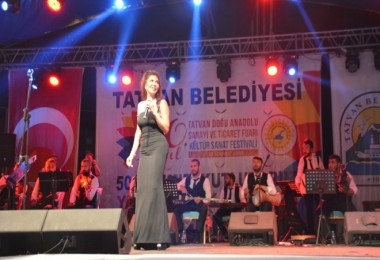 Ebru Yaşar'ın Tatvan konseri