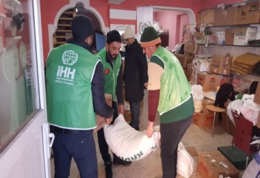 Bitlis İHH, Haleplilere bir tır dolusu yardım malzemesi gönderdi