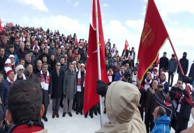 Bitlis'te Sarıkamış şehitleri anısına yürüyüş ve bayraklı gösteri düzenlendi  