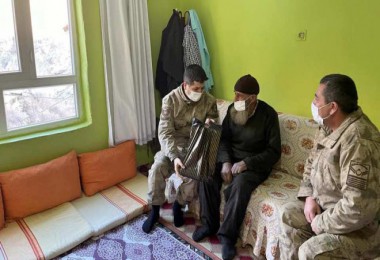 Jandarma Ekipleri Hasta ve Yaşlıları Evlerinde Ziyaret Ediyor