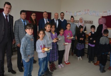 Selahaddin Eyyubi İlkokulu’nda düzenlenen kermes yoğun ilgi gördü.