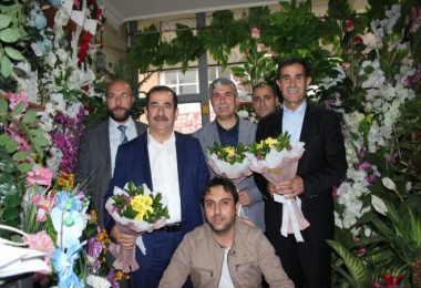 Tatvan esnafı tarafından Bitlis Milletvekili adaylarına çiçekli karşılama