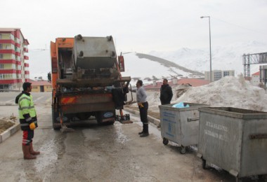 Bitlis Belediye ekipleri kar ve çöpleri ayrıştırıyor