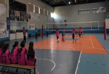Tatvan’da Okul Sporları Voleybol Bölge Müsabakaları Başladı