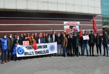 Kamu-Sen Bitlis Temsilciliği Tatvan’da basın açıklaması yaptı