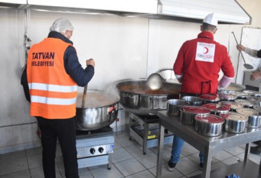 Tatvan'da İhtiyaç Sahibi Ailelere İftarda Sıcak Yemek Dağıtımı Yapılıyor