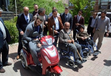 Güroymak'ta 4 bedensel engelli vatandaşa akülü sandalye ve bisiklet verildi