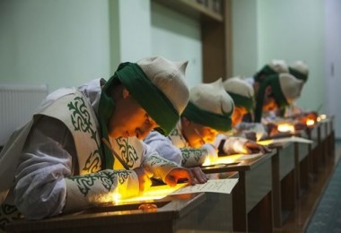 Risale-i Nurları divit ve mürekkep kullanarak hattı Kur'an ile yazıyorlar