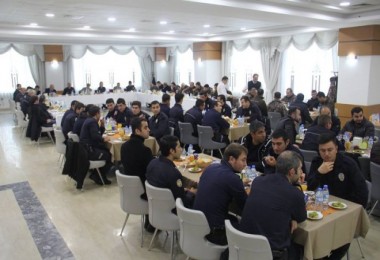 Vali Ahmet Çınar, Çevik Kuvvet polislerine taziye ziyaretinde bulundu.