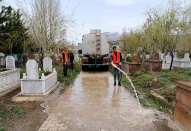 Tatvan'daki Mezarlıklarda Bayram Temizliği Çalışmaları