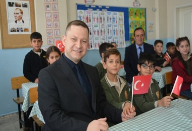 Kaymakam Demirer, Öğrencilerin Karne Sevincine Ortak Oldu