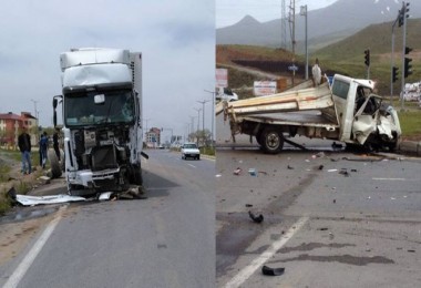 Tatvan’da TIR kamyoneti biçti 3 kişi ağır yaralandı