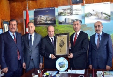 Bitlis Milli Eğitim Müdürü M. Emin Korkmaz tarafından Tatvan Belediye Başkanı Fettah Aksoy'a teşekkür plaketi verildi