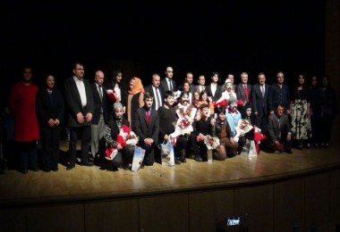 Vali Çınar’ın yazdığı tiyatro oyunu Tatvan’da sahnelendi