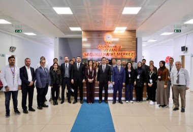 Vali Karakaya, Tatvan Sağlıklı Hayat Merkezi ve İlçe Sağlık Müdürlüğü’nü Ziyaret Etti