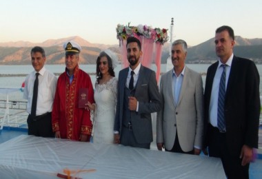 Van Gölü üzerinde nikah töreni yapıldı