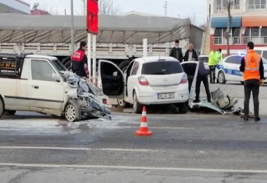 Trafik kazasında 1 kişi hayatını kaybetti 5 kişi yaralandı