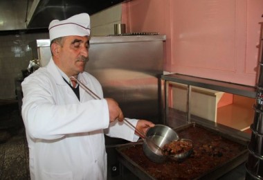 Bitlis Belediyesi ihtiyaç sahibi vatandaşlara günlük sıcak yemek dağıtıyor