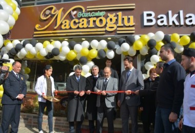 Tatvan’da Gaziantep Nacaroğlu Baklavaları şubesi hizmete açıldı