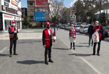 Kızılay gönüllüleri Tatvan’da maske ve dezenfektan jeli dağıttı