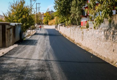 Bitlis'te 8 Ağustos Mahallesi'nde 3 Km'lik Yol Sıcak Asfalt Çalışması Tamamlandı