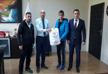 Spor Müdürü Elkatmış, işitme engelli sporcuyu ödüllendirdi