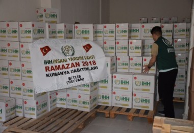 Bitlis İHH, 1500 aileye Ramazan kumanyası dağıttı