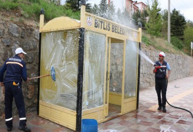 Bitlis'te Otobüs Durakları Dezenfekte Edildi