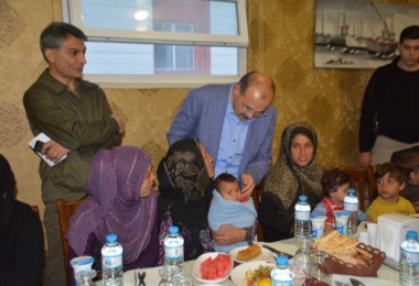 Vali İsmail Ustaoğlu, Suriyeli sığınmacılarla iftarda buluştu